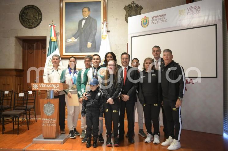 n el contexto del 113º Aniversario del inicio de la Revolución Mexicana, las atletas Susana Gabriela Hernández Barradas y María Bárbara Wetzel Aguilar, así como los entrenadores José Luis Artilles de León y Mariela Ferrer Sánchez, fueron distinguidos con el Premio Estatal al Deporte.