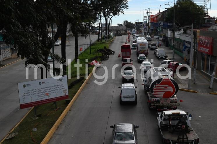 En opinión de algunas personas, la poca planeación por parte de algunas constructoras, aunado al nulo apoyo vial por parte de la Secretaría de Seguridad Pública (SSP) en los alrededores donde se realizan los puentes viales y repavimentación de algunas calles, tienen vueltos locos a muchos xalapeños.