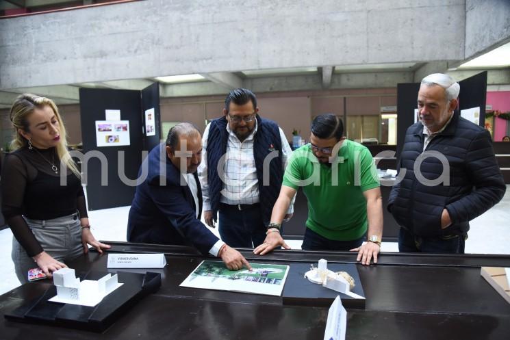 El presidente de la Junta de Coordinación Política de la LXVI Legislatura, diputado Juan Javier Gómez Cazarín, realizó un recorrido por una de las áreas de exposiciones del Palacio Legislativo para conocer las maquetas de los proyectos de memorial dedicado a las y los héroes veracruzanos de la salud, elaborados por docentes y estudiantes de ocho instituciones de educación superior del estado de Veracruz.