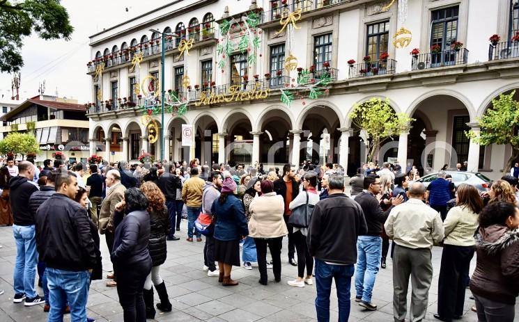 Con el fin de garantizar la seguridad de la ciudadanía y personal del Ayuntamiento de Xalapa, elementos de la Dirección de Protección Civil Municipal realizaron la evacuación de un promedio de 500 personas del Palacio Municipal hacia el parque Benito Juárez, tras el sismo de 5.8 grados registrado la tarde de este jueves en Chiautla de Tapia, Puebla.