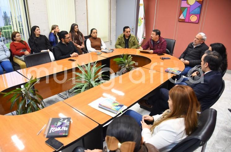 El presidente de la Junta de Coordinación Política (Jucopo) de la LXVI Legislatura, diputado Juan Javier Gómez Cazarín, en nombre del Congreso del Estado de Veracruz, y el secretario general del Sindicato Único de Trabajadores al Servicio del Poder Legislativo (SUTSPL), José de Jesús Rodríguez Hernández, firmaron el acta de la negociación relativa a este año 2023, dando así cumplimiento al compromiso de revisar año con año los salarios y las prestaciones sociales de las y los trabajadores.