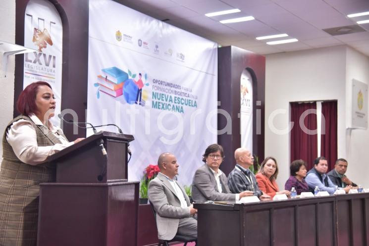 En su participación durante el conversatorio Oportunidades para la formación bioética en la Nueva Escuela Mexicana, la presidenta de la Mesa Directiva de la LXVI Legislatura del estado, diputada Adriana Esther Martínez Sánchez, dijo que el camino por el cual ha transitado Veracruz en los últimos cinco años demanda considerar, en todo momento y en todo lugar, la trascendencia de la Bioética en la toma de las decisiones que definen los destinos de la población y de la entidad. 