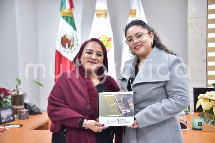 La presidenta de la Mesa Directiva de la LXVI Legislatura, diputada Adriana Esther Martínez Sánchez, recibió de la presidenta del Tribunal de Justicia Administrativa del Estado de Veracruz (TRIJAEV), magistrada Leticia Aguilar Jiménez, el primer Informe anual de este organismo autónomo, en cumplimiento con lo establecido en el párrafo segundo del Artículo 67 de la Constitución Política del Estado de Veracruz.