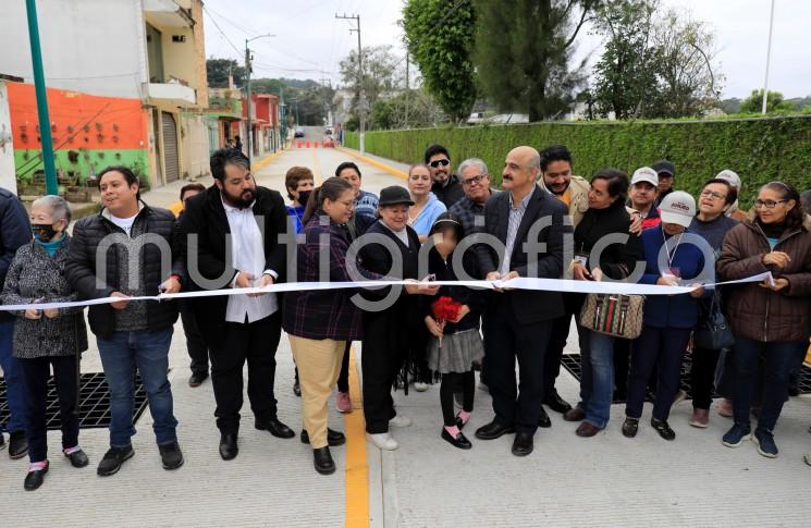 Durante la inauguración de la rehabilitación integral de vialidades con concreto hidráulico en la Unidad Habitacional Lomas Verdes, el alcalde de Xalapa, Ricardo Ahued expuso que es muy gratificante entregar infraestructura que resuelve las necesidades de la ciudadanía. Tal es el caso de esta zona, donde se hizo una obra integral de casi 5 mil metros cuadrados.