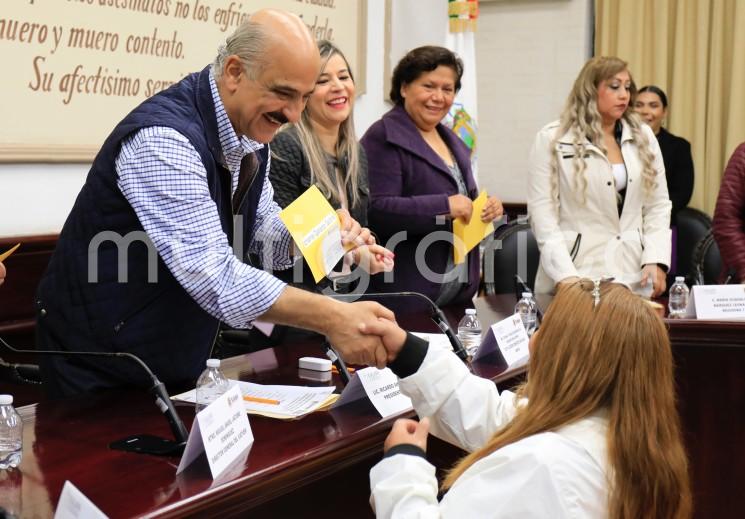 Con el propósito de contribuir al fortalecimiento de la economía y elevar la calidad de vida de las familias, el presidente municipal Ricardo Ahued Bardahuil entregó apoyos a alumnas del curso Corte y peinado de cabello, que organizó el Ayuntamiento en colaboración con el Instituto de Capacitación para el Trabajo del Estado de Veracruz (Icatver).