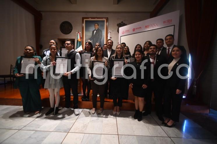 El gobernador Cuitláhuac García Jiménez entregó el Premio Estatal de la Juventud 2023 en la Sala de Banderas de Palacio de Gobierno.