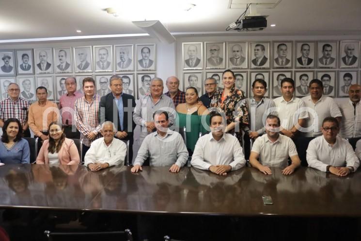 El precandidato a la gubernatura por la Coalición Con fuerza y corazón por Veracruz, José Francisco Yunes Zorrilla, se reunió con empresarios de la Cámara Nacional de Comercio (CANACO) Servytur en el Puerto.