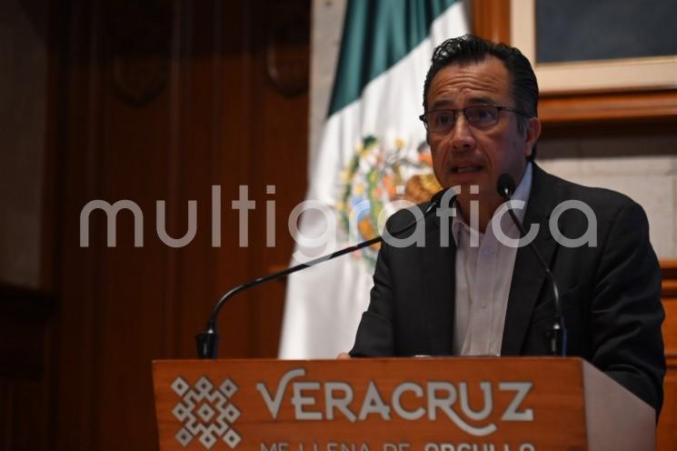 Tenemos que mirar hacia el campo y considerar que todos dependemos de éste, que de ahí comemos y, si no sembramos, debemos consumir lo que Veracruz produce, expresó el gobernador Cuitláhuac García Jiménez, convencido de que nunca antes se había apoyado tanto al sector, pese a las voces que reclaman el dinero para las organizaciones que dirigen.