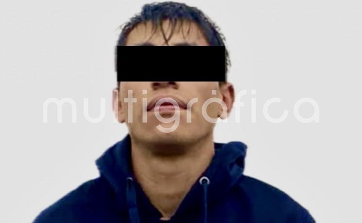 Diego Osiel N fue detenido por elementos de la SSP como presunto responsable del atraco a joyería en Plaza Crystal el día martes. Previa autorización al realizarle una inspección, le encontraron en sus pertenencias un arma de fuego corta, un teléfono móvil y diferentes exhibidores de joyería.