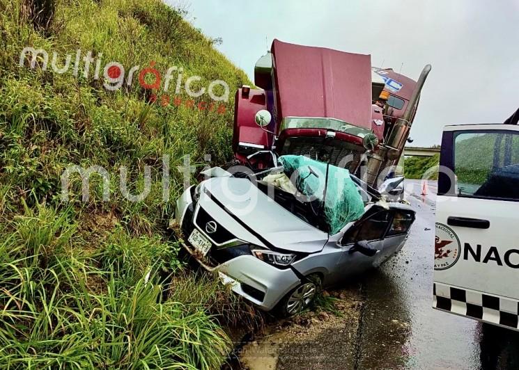 Cuatro personas fallecieron en un accidente en la autopista Cardel a Totomoxtle, a la altura de Nautla. El auto en que viajaban fue  embestido por un tractocamión que  era conducido a alta velocidad. El irresponsable conductor se dio a la fuga. 