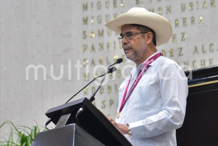 El reconocido promotor cultural dedicó la medalla Adolfo Ruiz Cortines a todos los músicos que al día de hoy andarían en los 120 años o más, que, en los momentos difíciles de la tradición, de una u otra manera conservaron los saberes y las costumbres y nos las enseñaron, a mi generación, para que pudiéramos continuar con los Fandangos, fiesta que nos identifica, y nos convoca a convivir de manera multigeneracional y sin distingos de nivel económico, raza, color o credo.