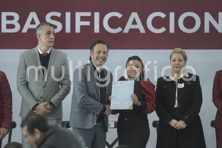 Al hacer válidas 2 mil 506 nuevas plazas, el gobernador Cuitláhuac García Jiménez extendió un agradecimiento al magisterio por su desempeño a favor de la enseñanza, no obstante los ataques que resistieron tras la mal llamada reforma educativa. 