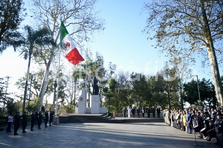  Con el izamiento de nuestro lábaro patrio, los tres poderes en Veracruz representados por el gobernador Cuitláhuac García, las presidentas del Congreso local, diputada Adriana Esther Martínez Sánchez, y del Tribunal Superior de Justicia, magistrada Lisbeth Aurelia Jiménez Aguirre conmemoraron la promulgación de las Constituciones de 1857 y 1917. 