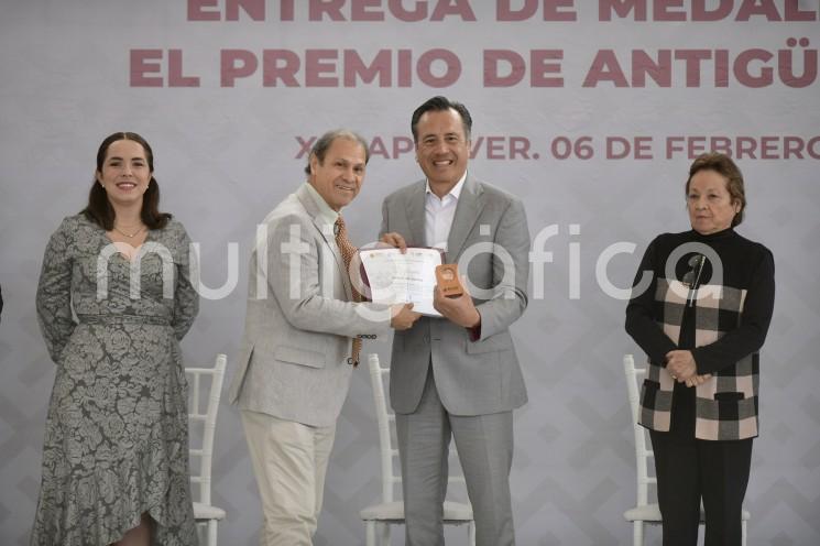 En la ceremonia recibieron medalla y premio, por su trayectoria de 45 años, Luisa García y Rodríguez, Isabel Ruano Díaz, Catalina del Carmen Sánchez Viveros, Alfonsina Tejeda García y María del Rocío Villanueva Anzures; 50 años, José Leoncio Cerón Herrera y María Cristina Espinoza Morales, además de José Carlos Rodríguez Valle, con 55.