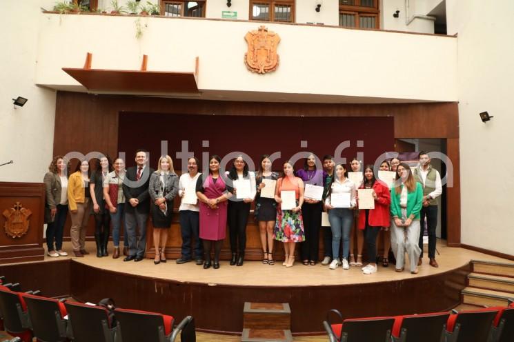  Servidores públicos de la Comisión Estatal de Búsqueda (CEBV) recibieron competencias y conocimientos en torno a instituciones, marco jurídico, reglamentos y protocolos, normas de atención a víctimas, técnicas de entrevista, escenarios de búsqueda forense y en vida, análisis de contexto y herramientas para el manejo del estrés y autocuidado.