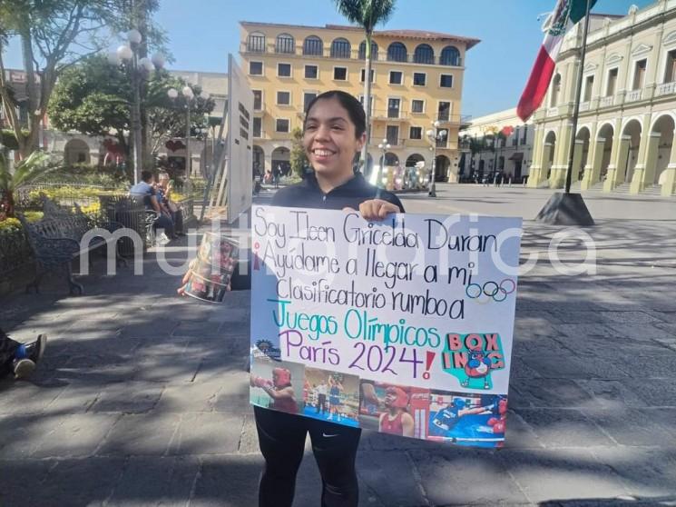 La boxeadora cordobesa Ileen Griselda Durán, quien ganó el primer lugar en el Campeonato Nacional, se ve en la necesidad de botear en el centro de la ciudad y vender postres para reunir recursos e irse a participar a Tailandia.