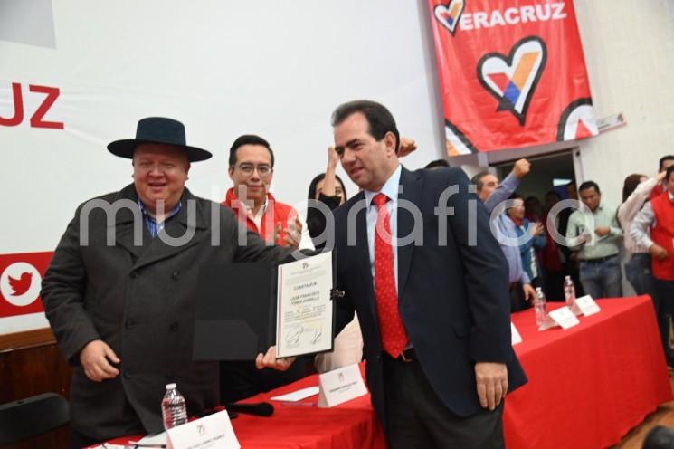 José Francisco Yunes Zorrilla recibió la constancia que lo acredita como candidato de la coalición Fuerza y Corazón por Veracruz al gobierno del estado.