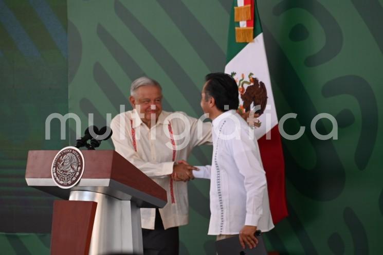  En su conferencia matutina desde Coatzacoalcos, el presidente Andrés Manuel López Obrador reiteró su total respaldo al gobernador Cuitláhuac García Jiménez, a quien se refirió como distinto a los exmandatarios de Veracruz por una razón: no es corrupto y eso en todo México es algo excepcional, único.