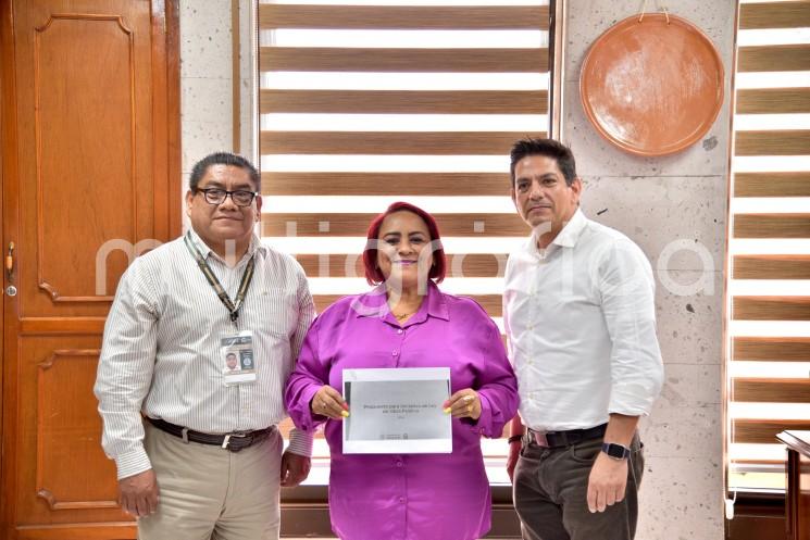 La presidenta de la Mesa Directiva de la LXVI Legislatura, diputada Adriana Esther Martínez Sánchez, recibió de los ciudadanos Ángel Luis García Murrieta y Marcos Javier Martínez Ramiro un proyecto de iniciativa de reforma que pretende incluir la fracción IX al Artículo 32 de la Ley que Regula las Construcciones Públicas y Privadas del Estado de Veracruz. 