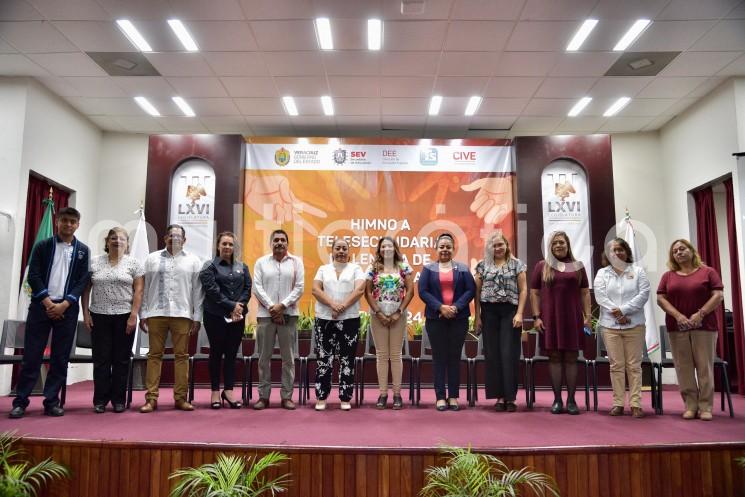 En la presentación del Himno a Telesecundaria en Lengua de Señas Mexicana, organizado por la Dirección de Educación Especial de la Secretaría de Educación de Veracruz (SEV), la presidenta de la Comisión Permanente de Educación y Cultura del Congreso del Estado, diputada Illya Dolores Escobar Martínez, se congratuló con este acto, ya que, dijo, representa la muestra que los gobiernos federal y estatal apuestan por que cada niña, niño o adolescente sea educado con excelencia.