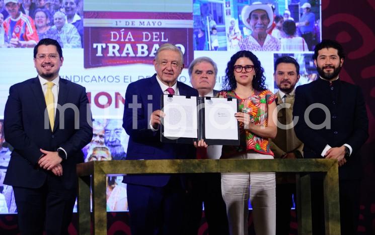 Durante la conferencia matutina, el presidente Andrés Manuel López Obrador formalizó la creación del Fondo de Pensiones para el Bienestar, y destacó el apoyo de 260 legisladores que concretaron la reforma legal en la materia.