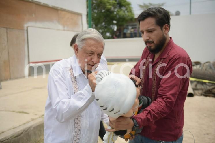 El presidente Andrés Manuel López Obrador arribó al nuevo Hospital IMSS Bienestar de la comunidad de Naranjos para evaluar el avance de la obra; acompañado por el gobernador Cuitláhuac García Jiménez supervisó los trabajos respecto a su construcción y funcionamiento, a fin de constatar que el inmueble que durante años permaneció en el abandono, en próximos meses acerque una atención integral y de calidad a la población. 