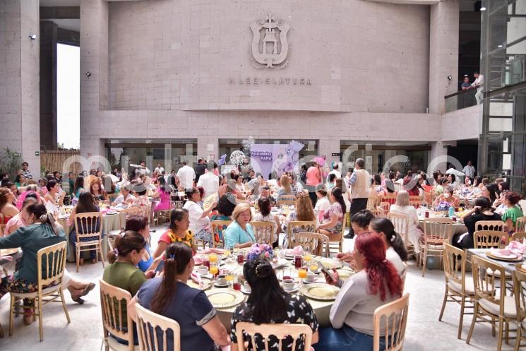 La diputada Adriana Esther Martínez y el diputado Juan Javier Gómez felicitaron a las mamás trabajadoras y les reconocen su loable labor en beneficio de la sociedad.