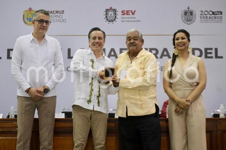 Un total de 2 mil 610 condecoraciones, 919 docentes estatales cuya trayectoria alcanza las tres décadas recibieron la medalla Enrique C. Rébsamen durante ceremonia efectuada en el World Trade Center de Boca del Río, en presencia de autoridades del Poder Ejecutivo y de la Secretaría de Educación de Veracruz.