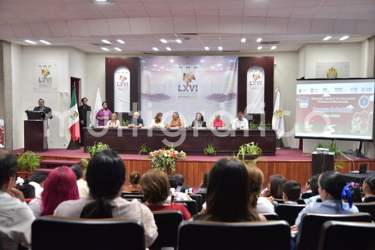 La presidenta de la Comisión Permanente de Educación y Cultura de la LXVI Legislatura, diputada Illya Dolores Escobar Martínez, fue partícipe del festival estatal Soñando con la Palabra 2024, en su división de oratoria, coordinado por la Secretaría de Educación de Veracruz (SEV), a través de la Subsecretaría de Educación Básica y la Dirección General de Educación Primaria Federalizada.