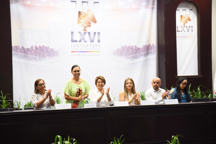 La diputada Ruth Callejas Roldán participó en la ponencia denominada ¿Qué hacemos por nuestra salud mental? Resilencia: herramienta que cambia la vida, a cargo del doctor Carlos Alberto Campos Almeyda, en el auditorio Sebastián Lerdo de Tejada del Palacio Legislativo. 