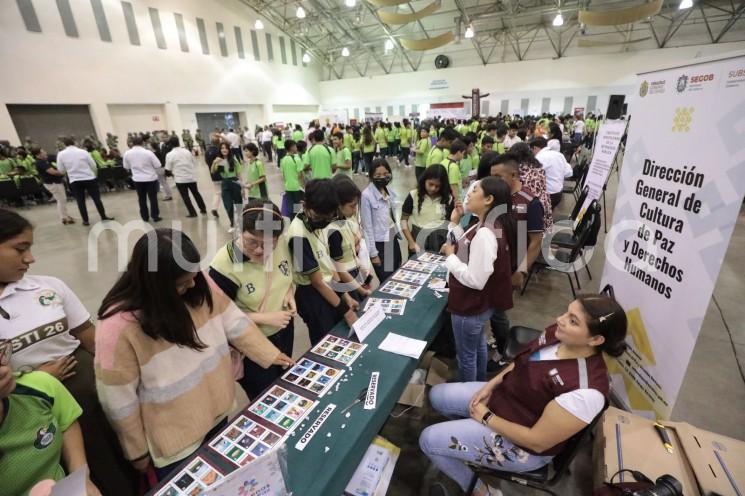 Más de 20 dependencias federales y estatales instalaron en el World Trade Center la Feria de Paz y Desarme Voluntario, estrategia que busca promover entre la población valores, actitudes y comportamientos que inhiban cualquier manifestación de violencia y adicciones en los entornos familiar, escolar y social.