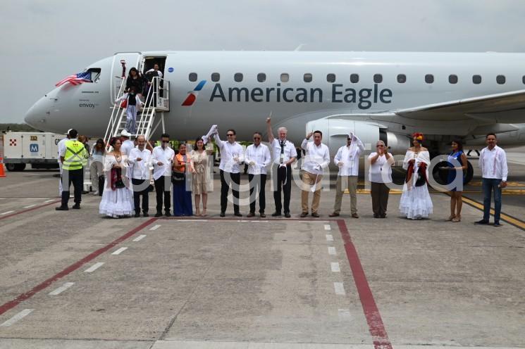 Autoridades de turismo, empresarios, medios de comunicación atestiguaron el aterrizaje  del vuelo inaugural de American Airlines procedente de Dallas, Texas, al aeropuerto de Veracruz, Heriberto Jara Corona.