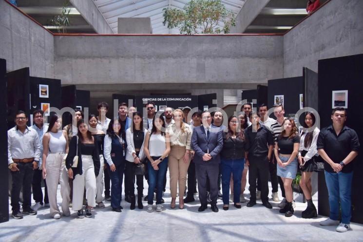 Dar oportunidad a las y los jóvenes estudiantes veracruzanos para que den a conocer libremente sus ideas a través de manifestaciones artísticas es un compromiso que como legisladores debemos asumir, aseguró la diputada Nora Jéssica Lagunes Jáuregui al inaugurar la exposición fotográfica Emblemas de Veracruz.