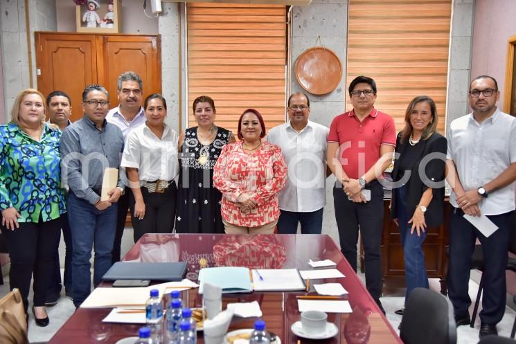 La presidenta de la Mesa Directiva de la LXVI Legislatura, diputada Adriana Esther Martínez Sánchez, recibió a ediles del ayuntamiento de La Antigua a quienes se les dio asesoramiento para la utilización de recursos del Fondo de Aportaciones para el Fortalecimiento de los Municipios y de las Demarcaciones Territoriales del Distrito Federal (FORTAMUNDF) en el pago por concepto del   vital líquido que tenían pendiente con la Comisión Nacional de Agua.  