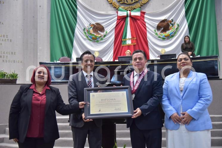 Por su incansable promoción de las energías limpias y la generación de proyectos ante el Cambio Climático, la LXVI Legislatura de Veracruz entregó a Horacio Zárate Acevedo, en Sesión Solemne, la Medalla al Mérito por la Defensa y Mejora del Medio Ambiente 2024.