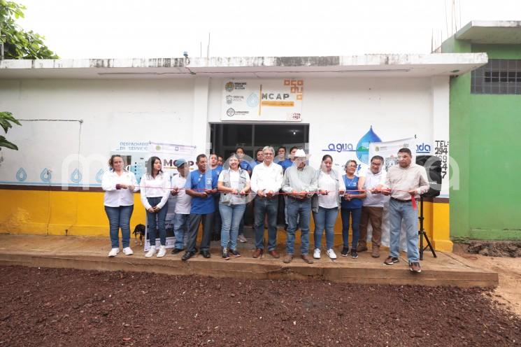 En el municipio de Catemaco, la SEDESOL entregó un módulo comunitario de agua purificada con el objetivo de ofrecerla a precio accesible y cumpliendo los requisitos sanitarios convenientes, este se suma a otros 55 en la entidad manejados por cooperativas de 40 personas.