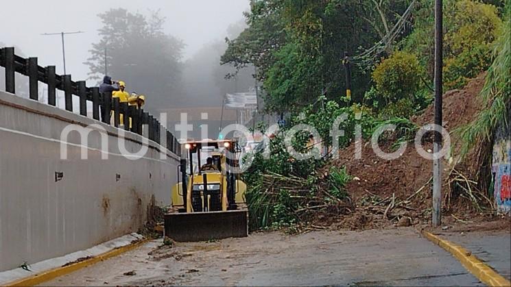 Trabajadores del municipio de Xalapa ya trabajan en el retiro  de árboles y lodo por el un deslave en la lateral del puente Macuiltépetl, lo que mantiene cerrado el tránsito vehicular en esa zona. 