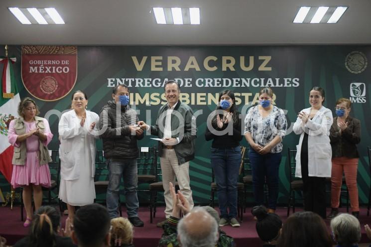 El Gobierno de Veracruz, en coordinación con el IMSS-Bienestar, inició la distribución de las primeras 2 mil 371 credenciales a la población sin seguridad social, lo cual garantiza el servicio gratuito y universal del Modelo de Atención a la Salud para el Bienestar. 