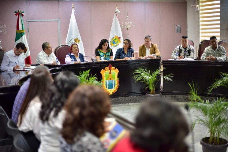 Al encabezar una reunión de trabajo para la revisión del proyecto de Protocolo para prevenir violencia digital contra la niñez en Veracruz, la presidenta de la Mesa Directiva de la LXVI Legislatura, diputada Adriana Esther Martínez Sánchez, se congratuló por los avances logrados, gracias al interés, trabajo y compromiso de las distintas instancias de gobierno e instituciones.