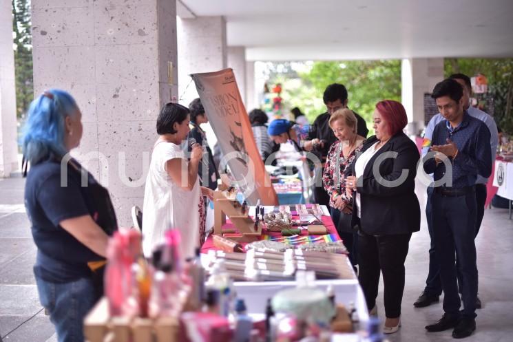 La presidenta de la Mesa Directiva de la LXVI Legislatura del estado de Veracruz, diputada Adriana Esther Martínez Sánchez, inauguró el bazar, organizado por la asociación civil Orgullo Xalapa Por los Derechos Humanos, en el que personas emprendedoras de esta ciudad presentan y ofrecen diversos productos artesanales.