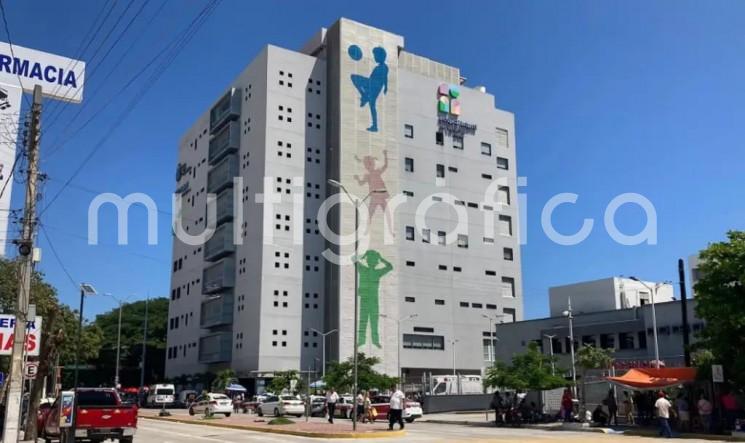 Pese a que la Torre Pediátrica de Veracruz fue inaugurada en 2018 y recibida con 10 meses de antigüedad, llevaba ocho años en proceso de adquisición de equipos y el mismo tiempo de abandono estructural, lo cual propició el desgaste de la red de enfriamiento y constantes fallas eléctricas, las más complicadas con el paso de la tormenta tropical Chris.