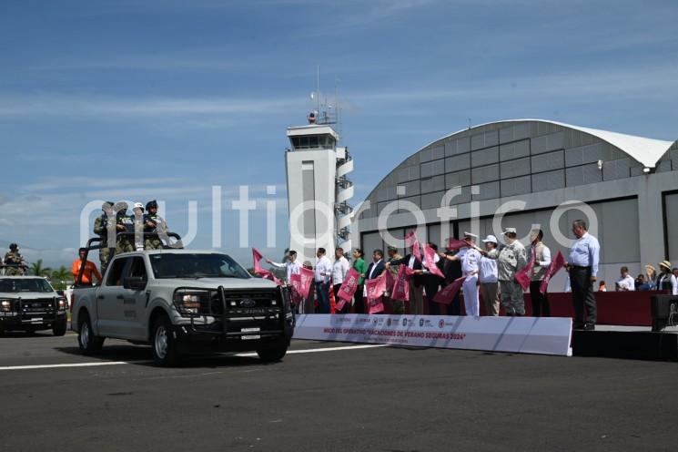 El Gobierno de Veracruz dio el banderazo de inicio al Operativo Vacaciones de Verano Seguras, con un despliegue de 16 mil 718 elementos encargados de proteger la integridad de turistas y población, sus bienes y su entorno mientras visitan la entidad. 