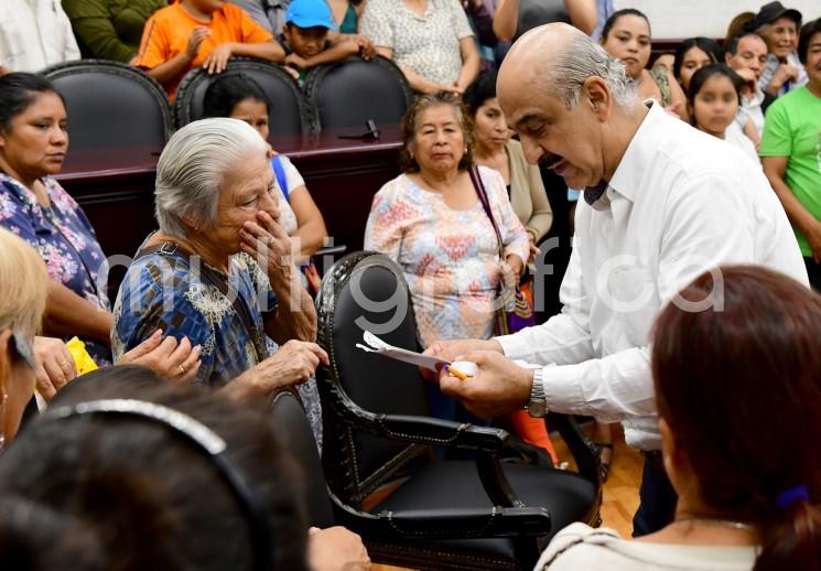 Este Ayuntamiento trabaja por el bienestar de la gente sin engaños, sin corrupción y sin buscar el beneficio propio, pues tiene el compromiso de pasar a la historia como la Administración que más obra pública construyó, afirmó el presidente municipal Ricardo Ahued Bardahuil, al recibir en la Sala de Cabildo a habitantes de diversas colonias de la ciudad.