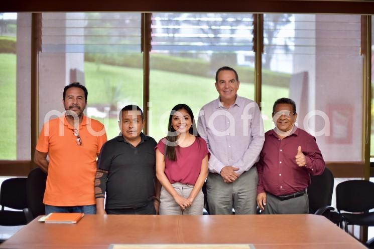 La diputada del Distrito IV, Elizabeth Cervantes de la Cruz y el senador Ernesto Pérez Astorga en el Palacio Legislativo atendieron a productores de cítricos del municipio de Álamo Temapache, con quienes dialogaron acerca de diversas gestiones de proyectos productivos de las cooperativas.