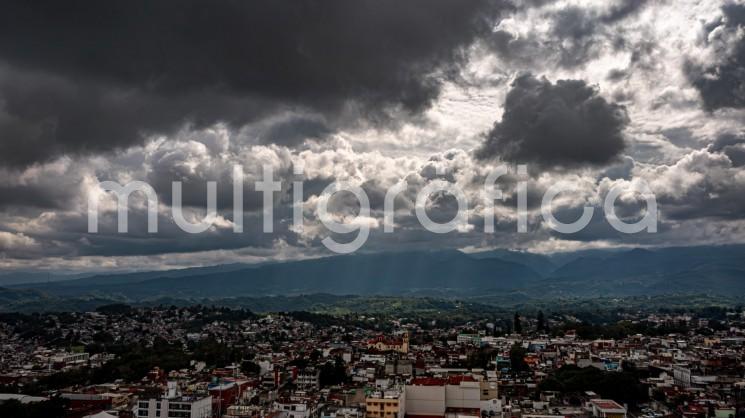 Ante la temporada de lluvias y ciclones tropicales 2024, el Ayuntamiento, en coordinación con dependencias de los distintos órdenes de gobierno, reforzará las medidas preventivas para mitigar los efectos de los fenómenos hidrometeorológicos y brindar atención a la población que lo requiera, informó el director de Protección Civil, Luis Sardiña Salgado.