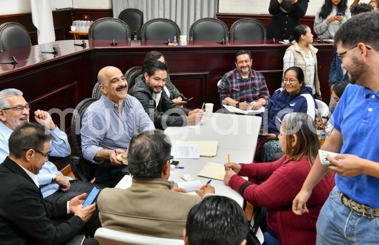 En cumplimiento a la política de puertas abiertas, honestidad y transparencia implementada en esta Administración, el alcalde Ricardo Ahued Bardahuil encabezó este lunes el Programa Audiencias Ciudadanas, mediante el que cientos de habitantes del municipio plantearon las necesidades de sus colonias para mejorar su calidad de vida. 