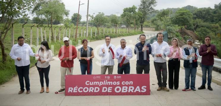 Mediante una inversión superior a los 17.9 millones de pesos, el Gobierno de Veracruz reconstruyó la avenida Lomas Verdes, conocida como Camino a La Haciendita, que fue destruida parcialmente por las fuertes lluvias en octubre de 2022. 