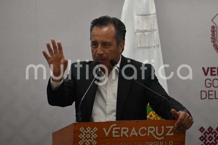  El gobernador Cuitláhuac García Jiménez señaló que será la Fiscalía General del Estado(FGE), quien investigue los hechos ocurridos en Xalapa donde dos jóvenes fueron baleados por elementos de la policía estatal, además de que asuntos internos de la SSP revisará la actuación de sus policías.