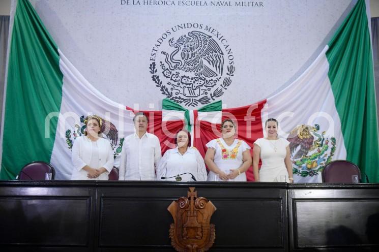  La historia del México independiente y soberano empezó a escribirse en Veracruz, hace poco más de dos siglos, afirmó el gobernador Cuitláhuac García Jiménez en la conmemoración del bicentenario del Congreso del Estado, constituido como el Poder Legislativo y sumado al Ejecutivo y Judicial desde el 9 de mayo de 1824.