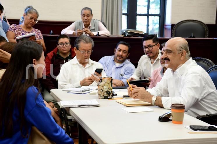 En cumplimiento al derecho de petición y audiencia, y con el fin de conocer personalmente las necesidades de la población para su atención, el presidente municipal Ricardo Ahued Bardahuil encabezó este lunes el programa Audiencias Ciudadanas en la Sala de Cabildo. 